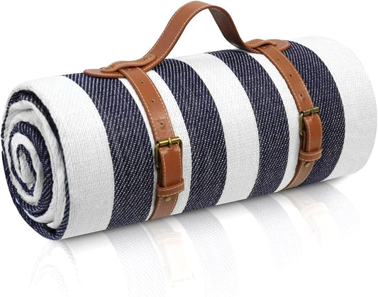 Yabee XXL Picknickdecke blau-weiss gestreift aufgerollt mit Lederriemen