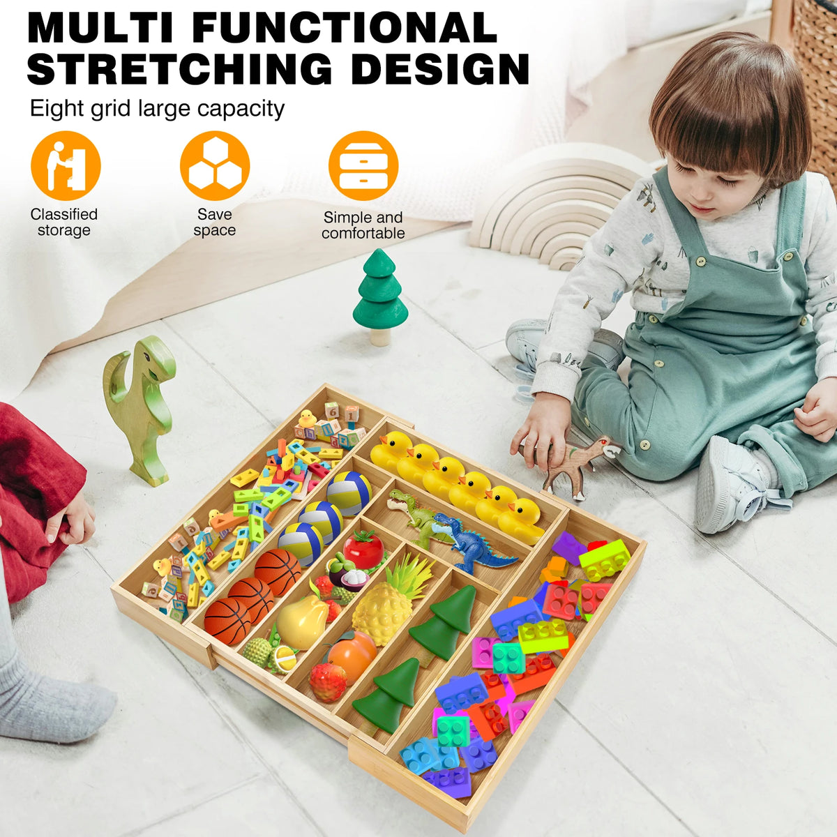 Kinder mit sortierten Spielgegenständen im ausgezogenen Bambus-Organizer