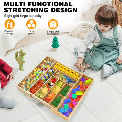 Kinder mit sortierten Spielgegenständen im ausgezogenen Bambus-Organizer