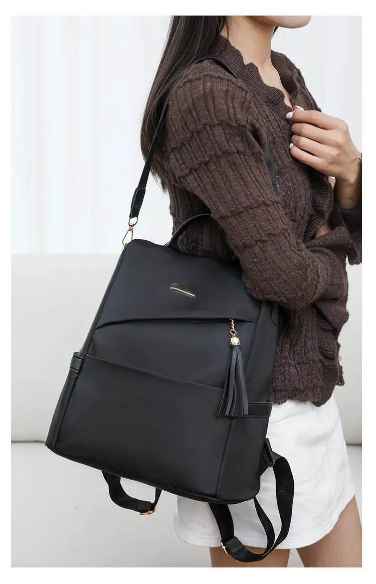 Damen-Rucksack aus Nylon mit Quaste und rückseitigem Reißverschluss