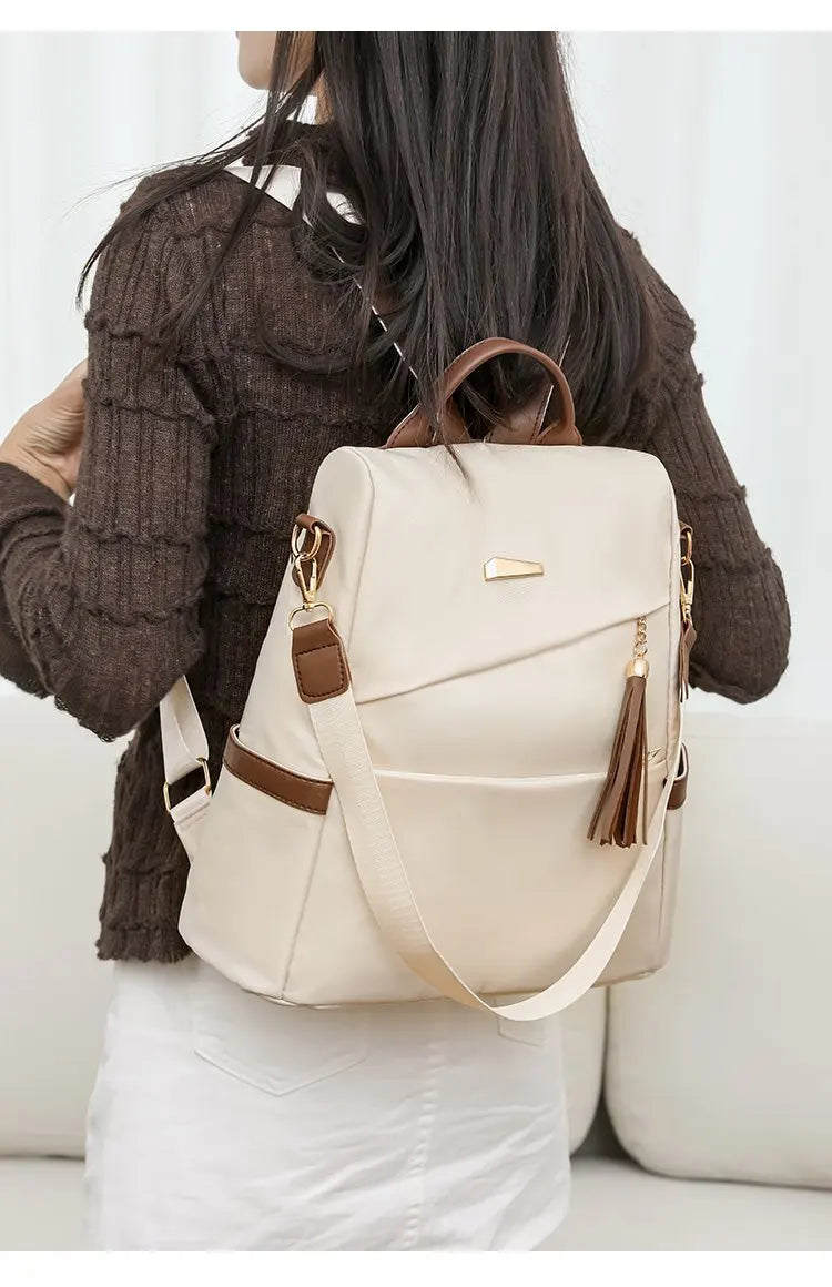 Damen-Rucksack aus Nylon mit Quaste und rückseitigem Reißverschluss