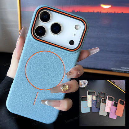 Blaue iPhone-Hülle mit Lychee-Struktur und Magnetring, in der Hand gehalten