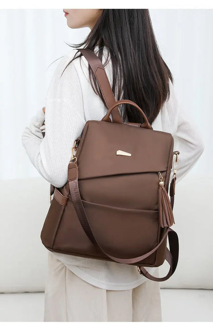 Damen-Rucksack aus Nylon mit Quaste und rückseitigem Reißverschluss
