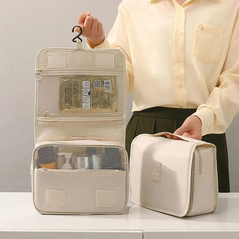 Makeup Bag geoeffnet Faecher open compartments