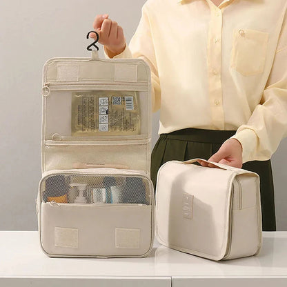 Makeup Bag geoeffnet Faecher open compartments