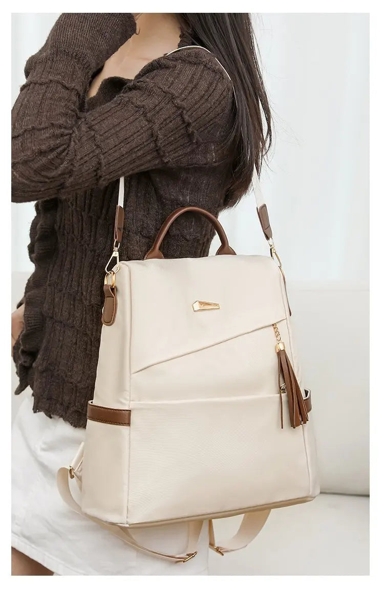 Damen-Rucksack aus Nylon mit Quaste und rückseitigem Reißverschluss