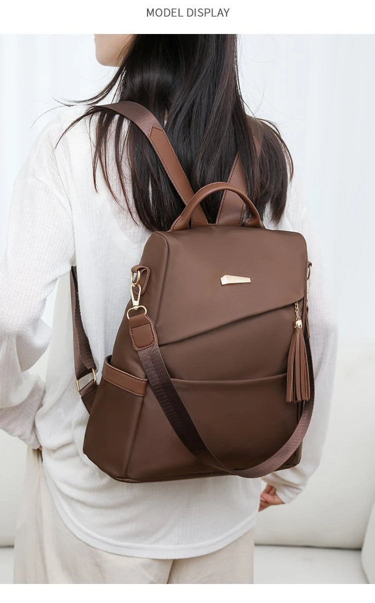 Damen-Rucksack aus Nylon mit Quaste und rückseitigem Reißverschluss