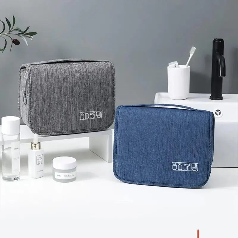 Kulturbeutel geoeffnet Faecher toiletry bag open compartments