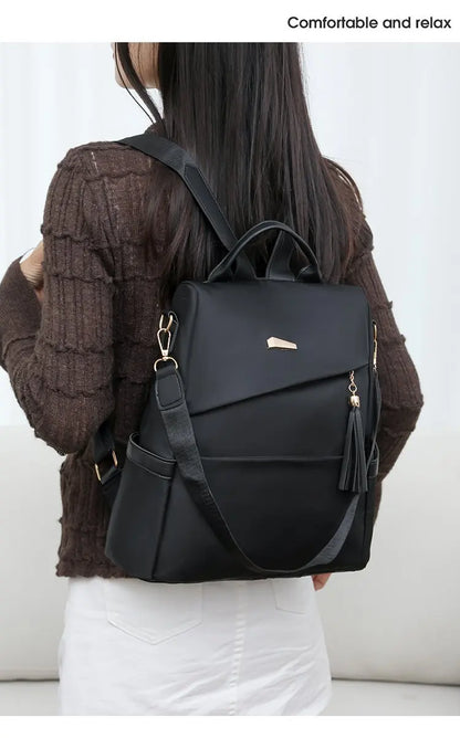 Damen-Rucksack aus Nylon mit Quaste und rückseitigem Reißverschluss